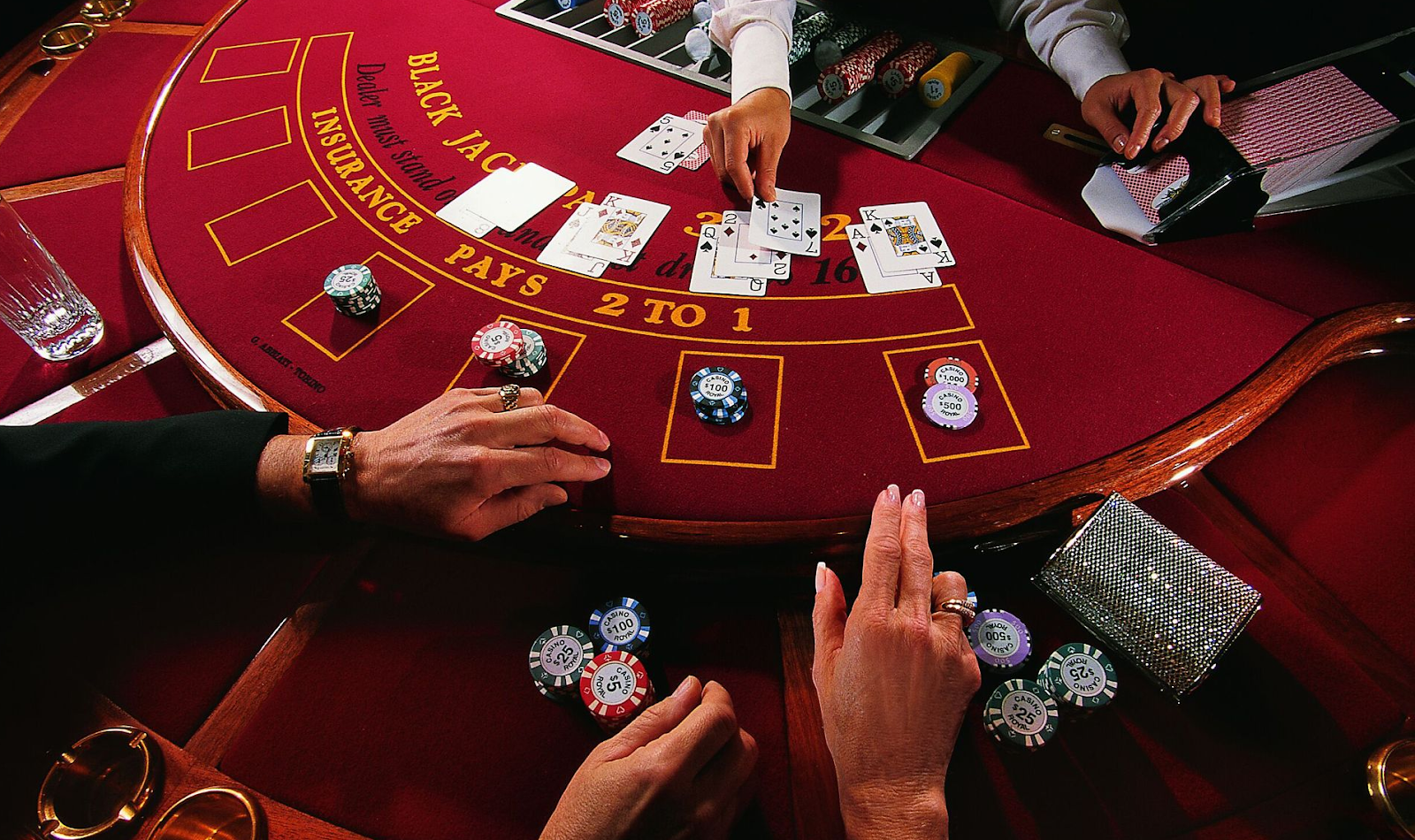 Nhóm kéo baccarat lừa đảo thường ăn chia tiền thưởng của người chơi thắng cược 